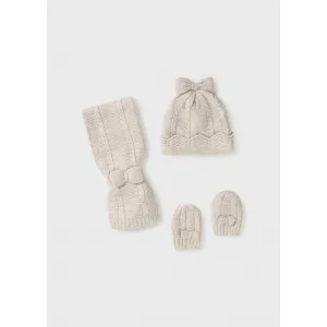Mayoral σετ σκούφος κασκόλ και γάντια  - εκρού | Βρεφικά καπέλα - Βρεφικές κορδέλες - τσιμπιδάκια - Βρεφικές κάλτσες - καλσόν - σκουφάκια - γαντάκια για μωρά στο Fatsules